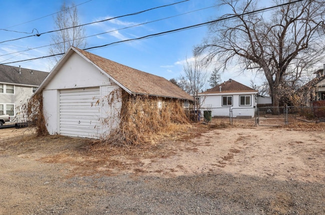 Building Photo - Charming 2 Bedroom, 1 Bathroom Back Unit with Private Yard — Close to Downtown