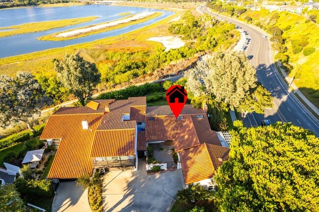 Building Photo - Large 5 bed Masterpiece Home with Back Bay...