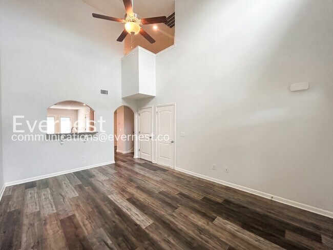 Building Photo - 3 Bed/3 Bath Townhome with Garage / Available Now!