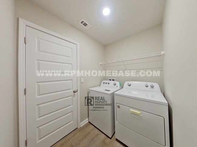 Building Photo - Spacious 5-Bedroom Home in Heritage Planta...