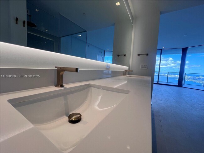 Building Photo - 700 NE 24th St