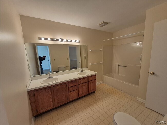 Building Photo - 435 Summerhaven Dr N