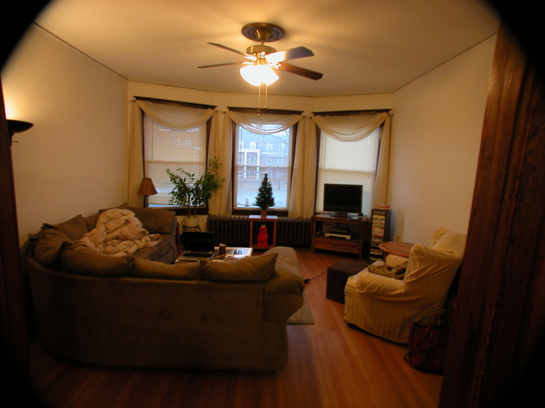 Large Living Rm - 220 Ontario St