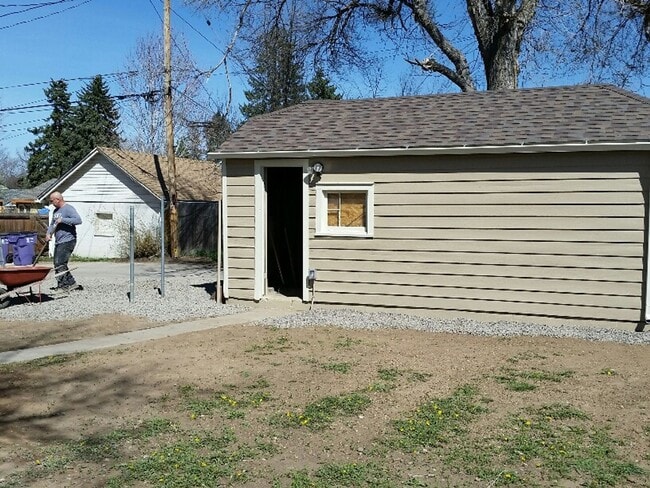 Building Photo - AWESOME 3-BDRM HOME NEAR DU - INCLUDES GAR...