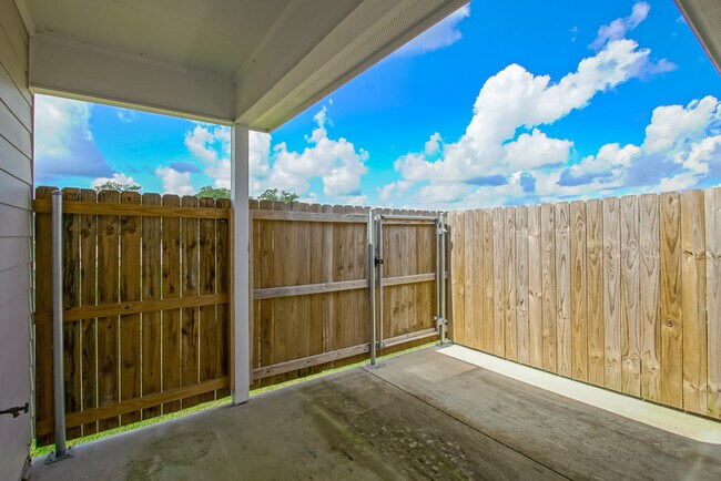 Building Photo - 33260 LA-16