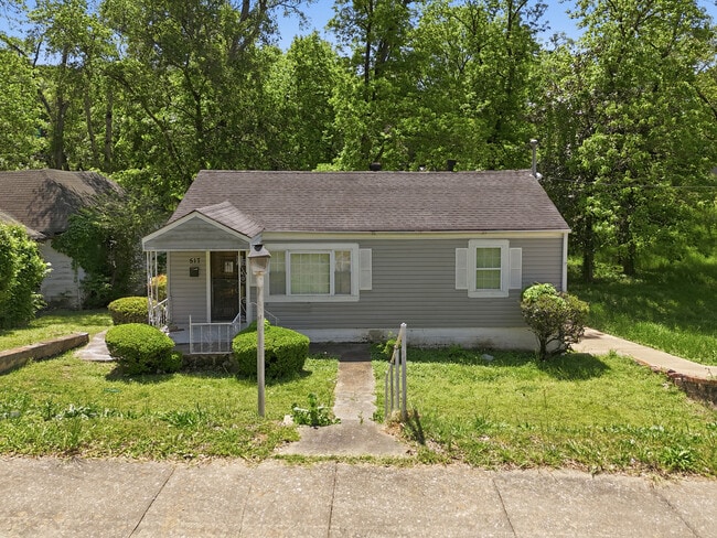 Building Photo - 517 11th Ct W