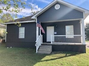 Building Photo - 409 19th St E