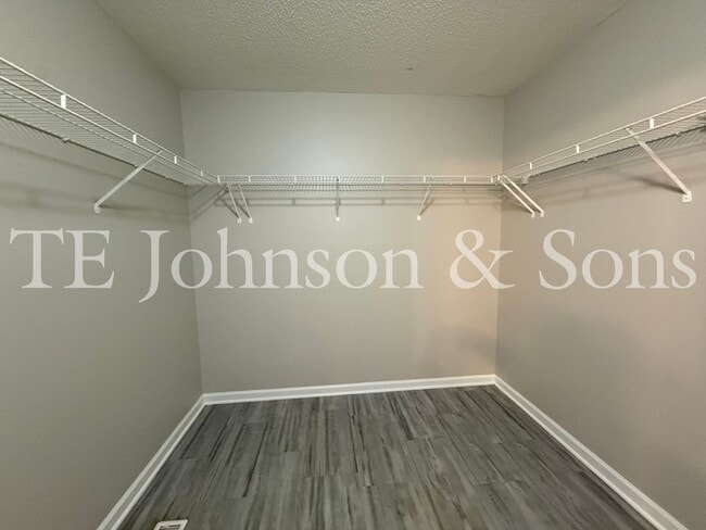 Building Photo - Spacious 4 Bedroom Home with Modern Comfor...