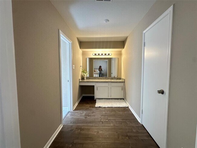 Building Photo - 10627 Sandpiper Dr