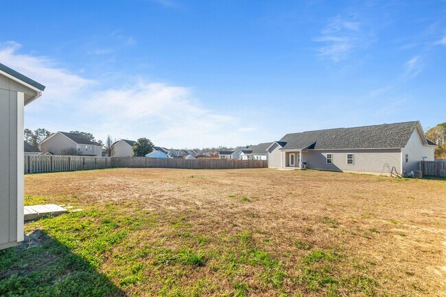 Building Photo - 3 bedroom 2 bathroom with a bonus room