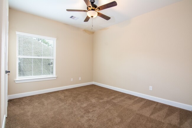 Building Photo - 34 Canoe Bend Ct