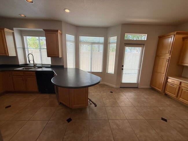 Building Photo - LOCATION LOCATION!! 4BR/3BA Townhome in De...