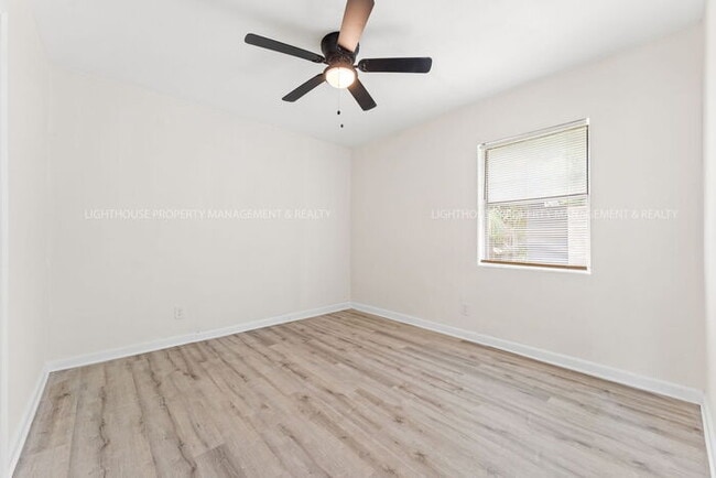 Building Photo - COMING SOON! 3 bed/1 bath!