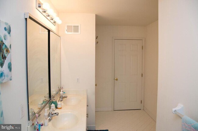 Building Photo - 211 Silverbell Ct