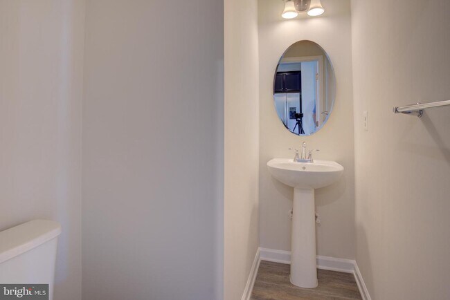 Building Photo - 2506 EMBER Ln