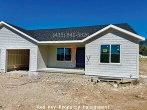 Building Photo - 600 N Duplex NEW
