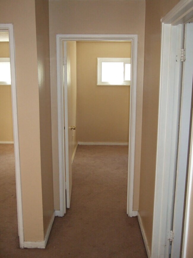 Building Photo - 626 Meadowview Dr