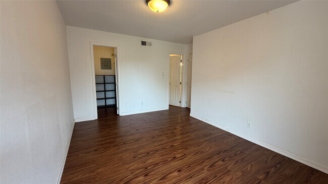 Building Photo - 10601 South Dr
