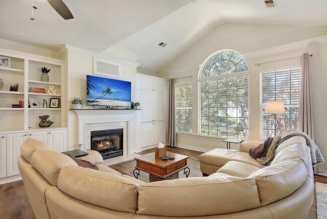 Primary Photo - 148 Golfview Ln