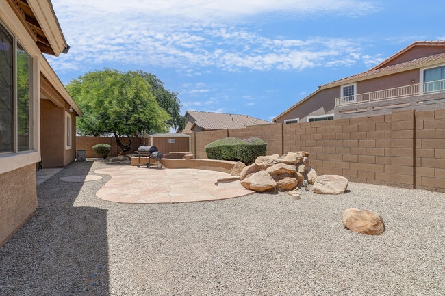 Building Photo - 8606 W Helen Ln