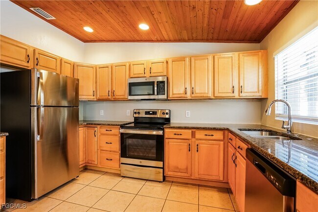 Building Photo - 15860 Willoughby Ln