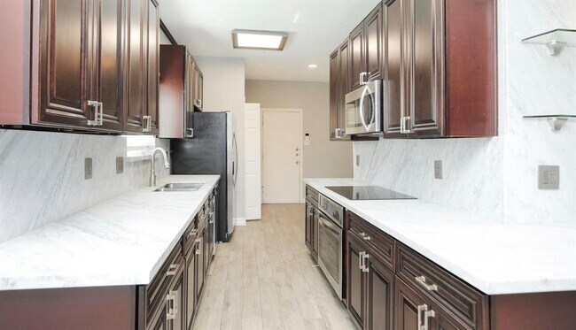 Building Photo - 9400 Doliver Dr