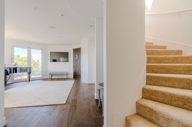 Building Photo - 300 19th St