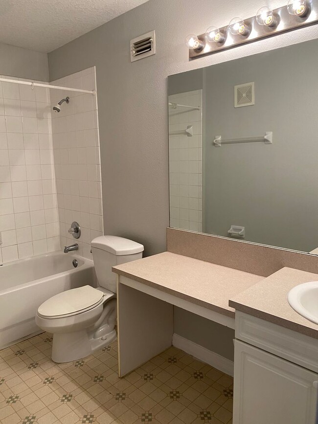 Building Photo - 613 Coconut Palm Way