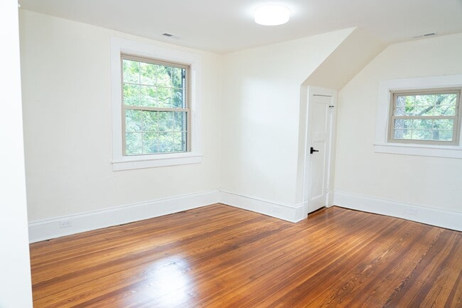 Building Photo - Large 4 Bedroom Home On Oakhurst Circle