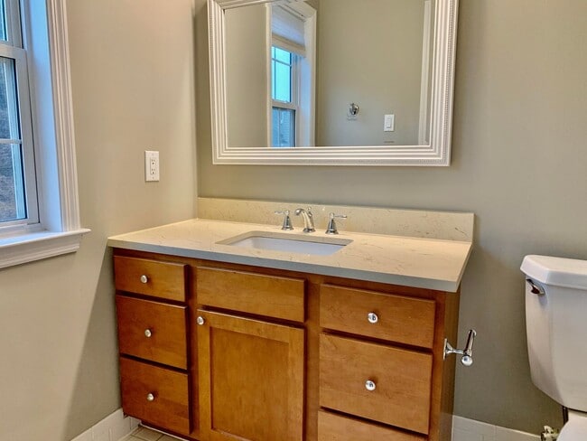 Building Photo - MUST SEE! End Unit, Electric Fireplace, Gr...