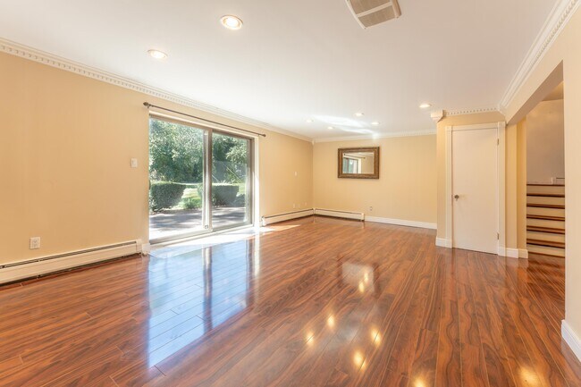 Building Photo - 2616 Douglas Dr