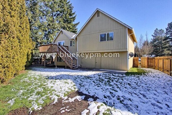 Building Photo - 3 Bed, 2.5 Baths Home with Family Room and...