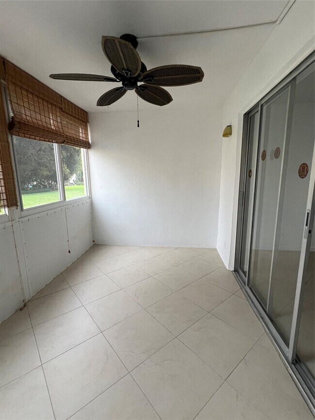 Building Photo - 2615 NE 3rd Ct