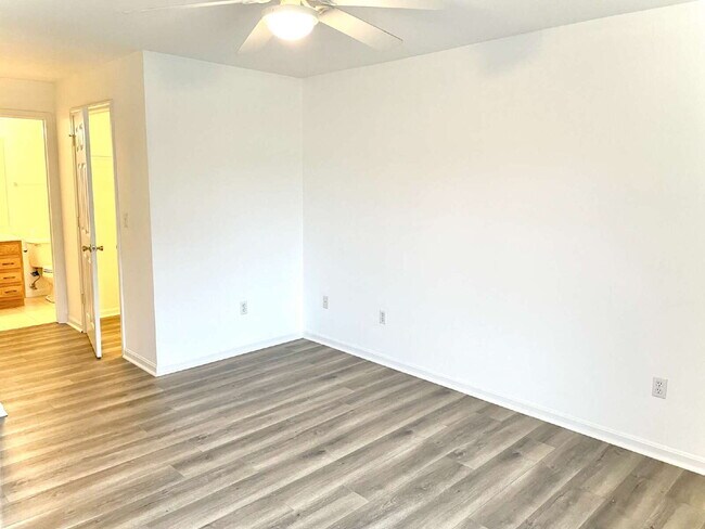 Building Photo - "2-Bed, 2-Bath apartment on Stonestreet Road only $1100 monthly!"