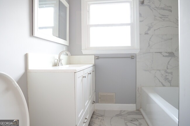 Building Photo - 2657 Crestdale Cir SE