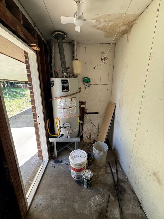 Building Photo - ** 3 bed 1.5 bath located in Southlawn ** Call 334-366-9198 to schedule a self showing