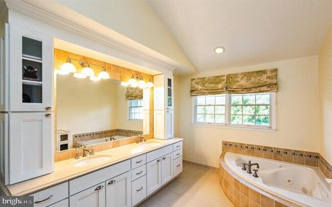 Building Photo - 10418 Willow Crest Ct