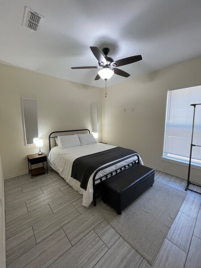 Building Photo - 1 bedroom /1 bathroom units available in a brand new complex!  Move in now!!