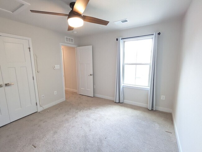 Building Photo - Stunning villa in the Harrison Terrace com...