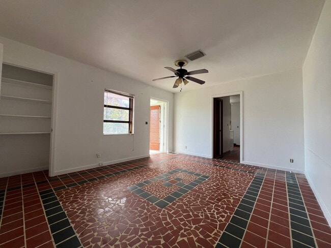Building Photo - $1,325 ** Annual Lease ** 1 Bedroom / 1 Ba...