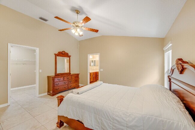 Building Photo - Spacious 3/2 with tranquil setting is waiting for you!