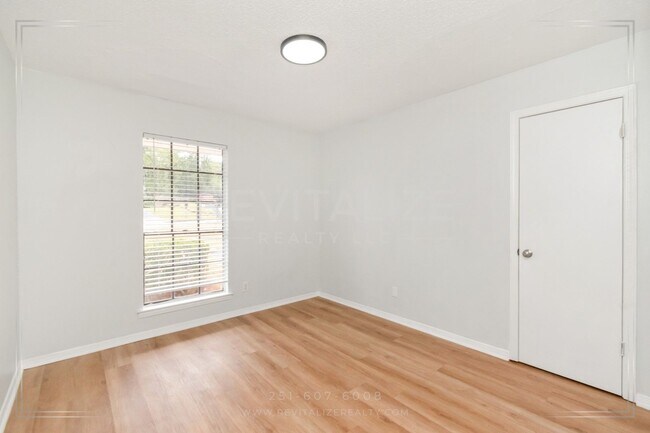 Building Photo - 5728 Post Oak Ct