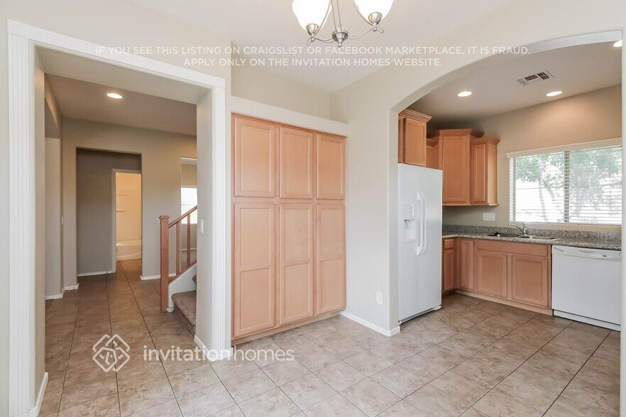 Building Photo - 561 N Ranger Trail