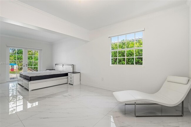 Building Photo - 345 Fairway Dr