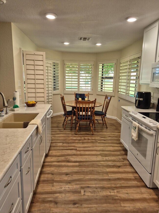 Building Photo - 7755 Laguna Azul Ave