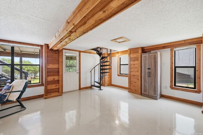 Building Photo - 2681 Lakeview Dr
