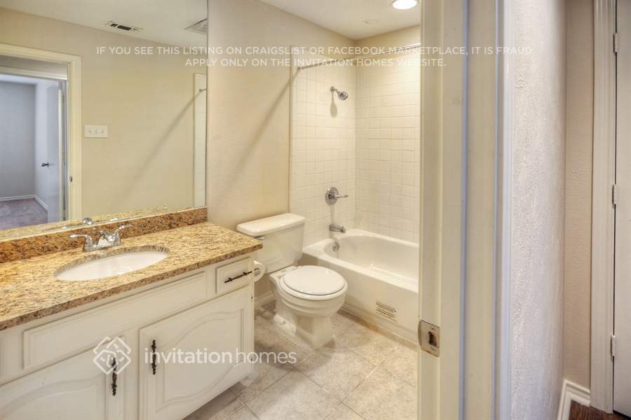 Building Photo - 1711 St James Dr