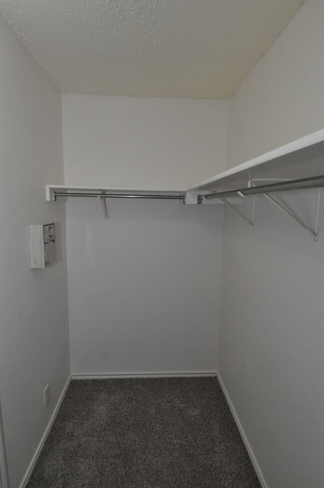 Building Photo - Available NOW! 4 bedrooms, one story, Grea...