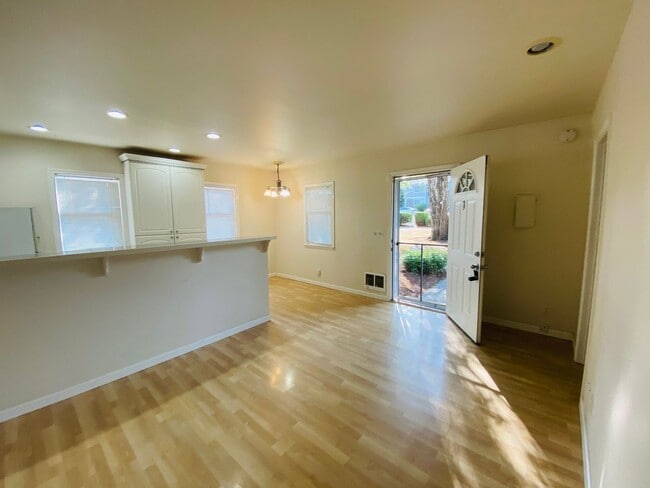 Building Photo - One Bedroom Cottage Style Home in Central Everett