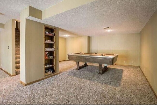 Building Photo - Beautiful 4 Bedroom in Blue Valley Schools